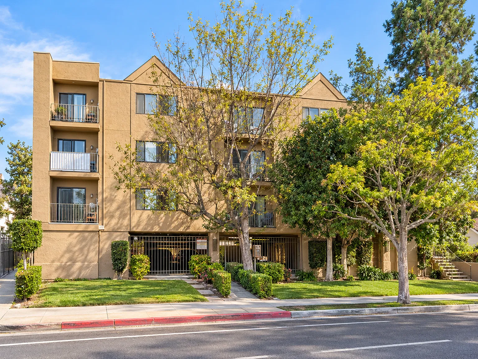 Laurel Canyon West — Photo 1
