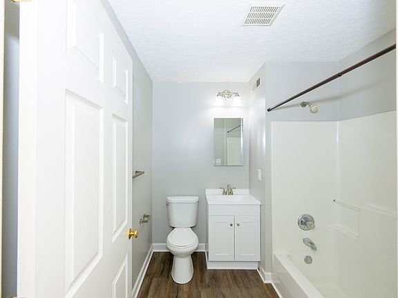 3rd image of 621 Stewart St #108
