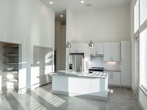 2nd image of 601 N Oak St #229