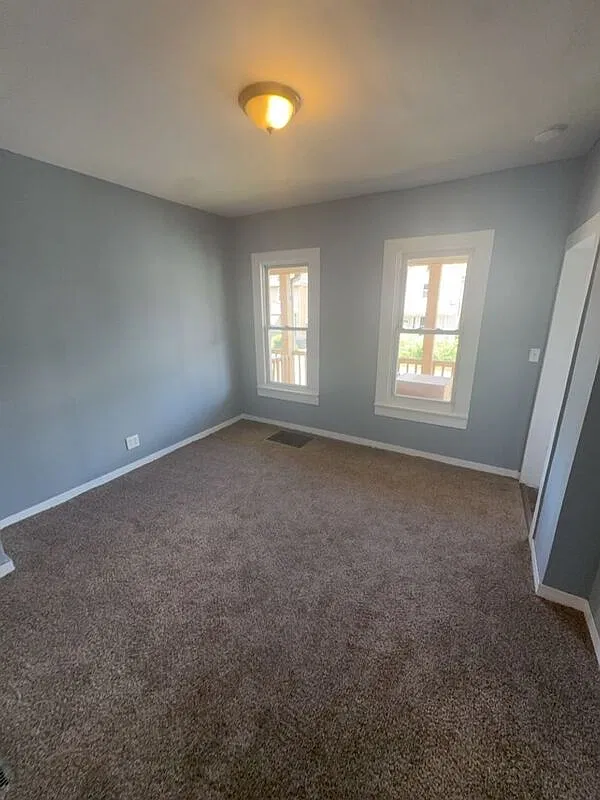 3 bed, 1.0 bath, 1100 sqft, $1,050 — Photo 1
