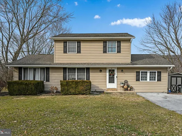 647 Monroe Valley Dr, Fredericksburg, PA 17026