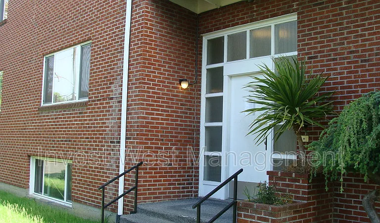 1944 Hudson St #11 — Photo 12