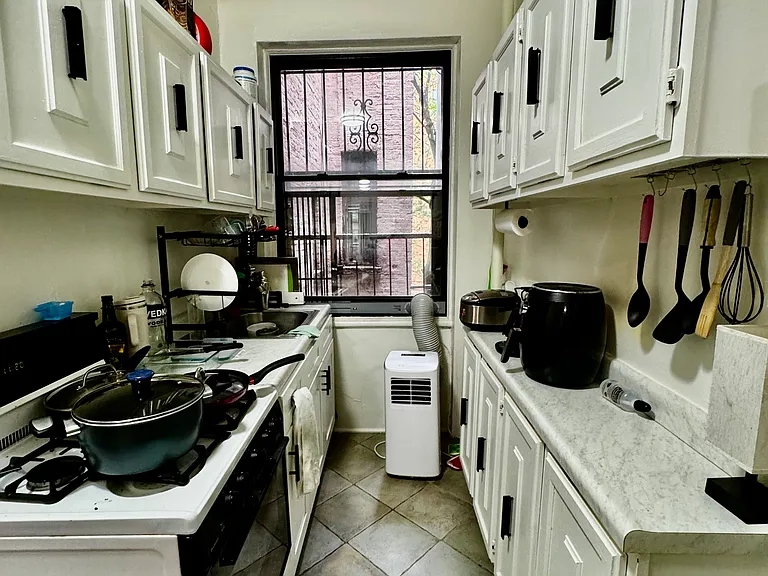 452 W 47th St #2B — Photo 8