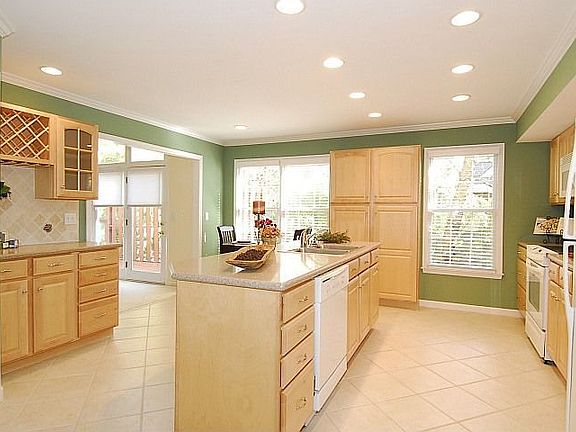 Updated kitchen, great for entertaining