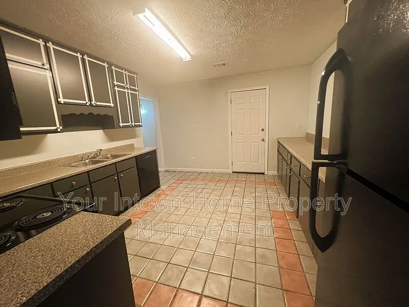 4 bed, 2.0 bath, 1400 sqft, $1,640 — Photo 4