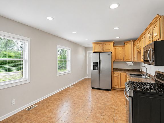 5th image of 111 S Bartlett Rd