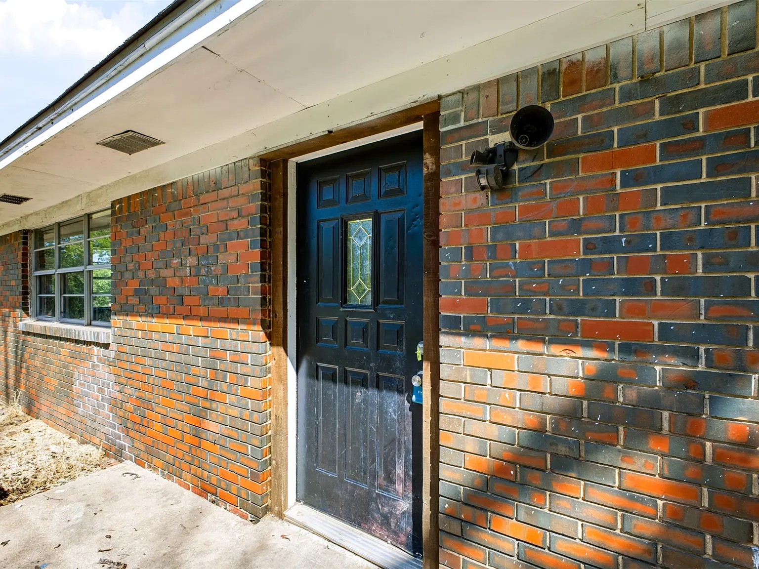 3 bed, 1.0 bath, 1344 sqft, $1,200 — Photo 3