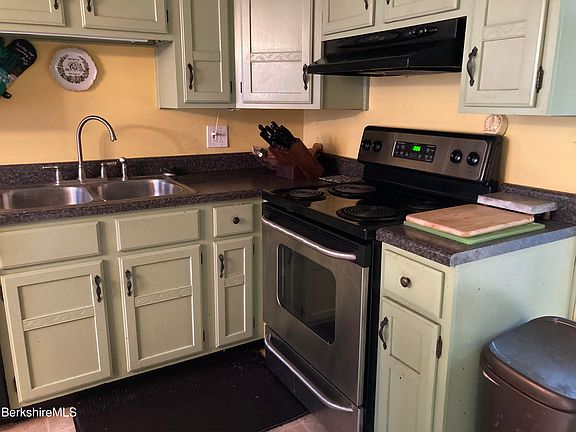 4th image of 14 Blotz Rd