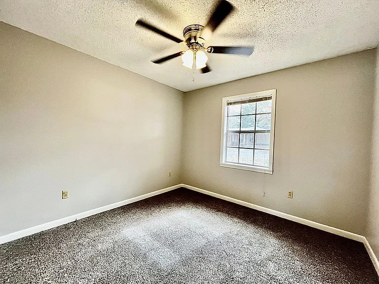120 Western Hills Dr — Photo 6