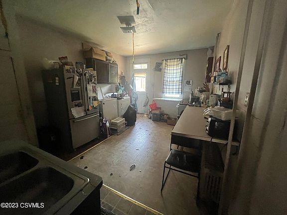 4th image of 444 W 6th St