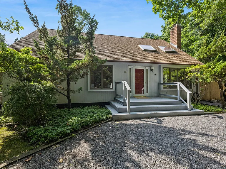 16 Argyle Ln — Photo 3