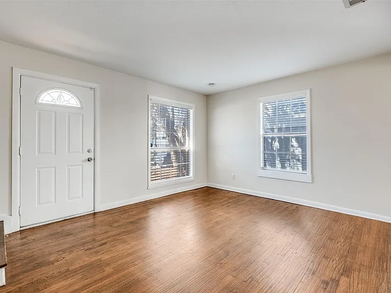 304 & 306 N Montreal Ave — Photo 2
