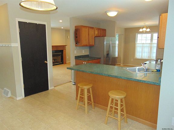 4th image of 18 Sheridan St