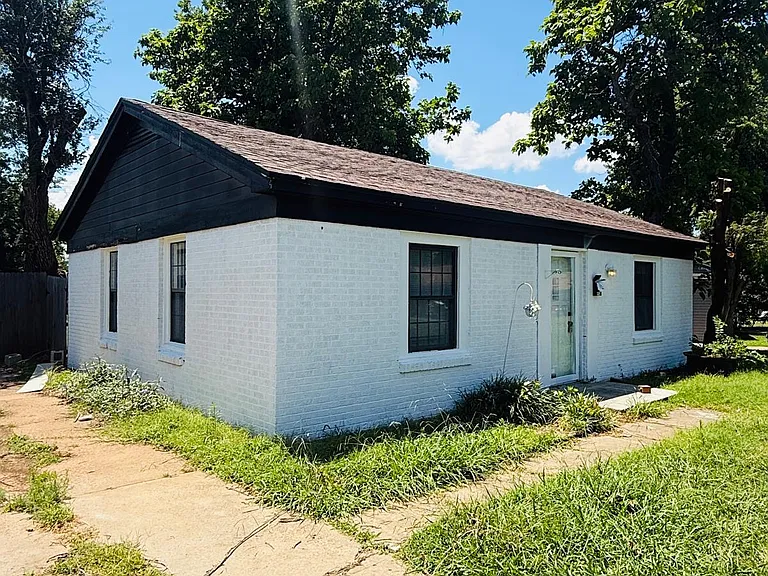 326 E Harmon Dr — Photo 14