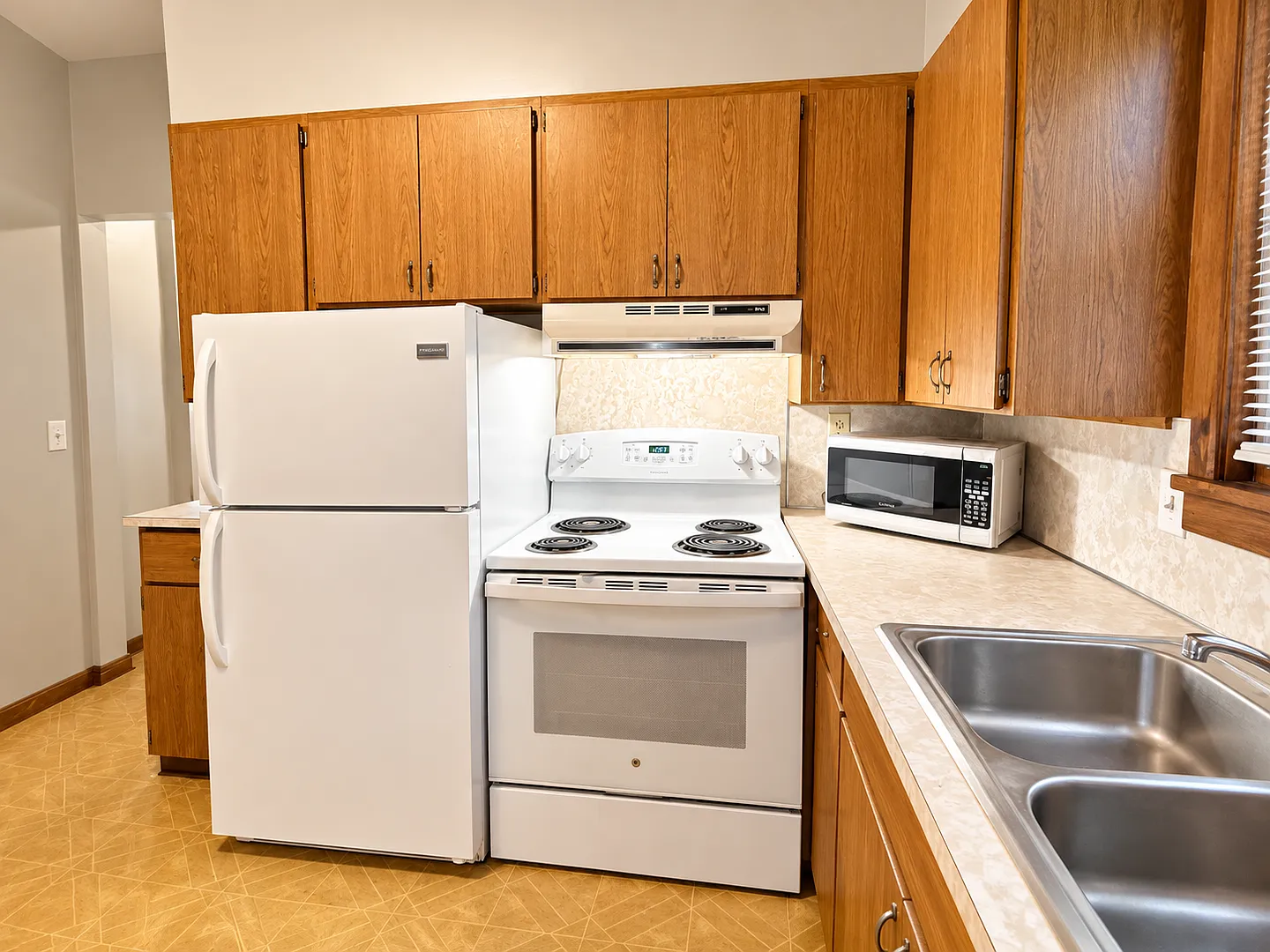 3 Bed, 1 Bath Near Ndsu! Move In Today! — Photo 3