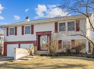 1095 Englewood Rd, Hoffman Estates, IL 60169