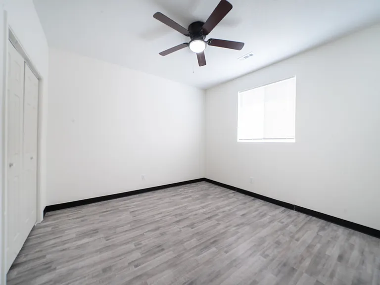 2935 E Maplewood Dr — Photo 11