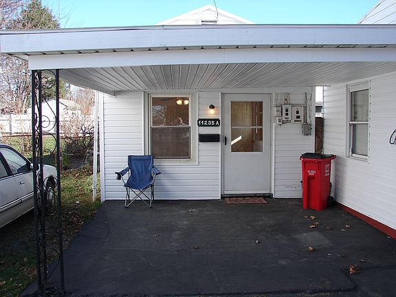 Nice entrance, Private and covered.