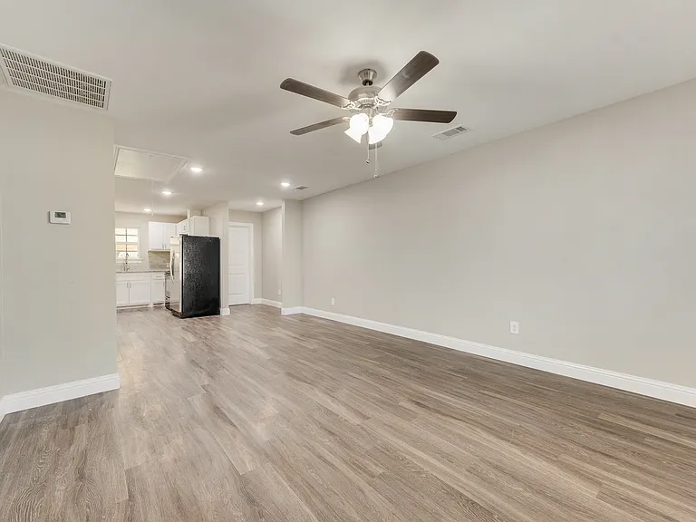 913 Live Oak St #A — Photo 8