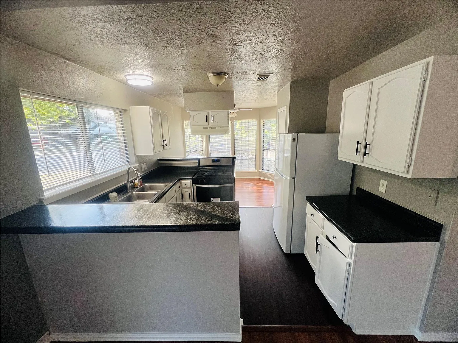 2 bed, 1.0 bath, 1130 sqft, $1,500 — Photo 3