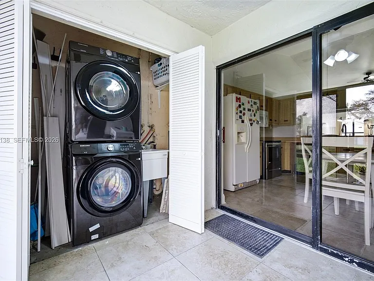 7924 NW 10th St — Photo 30