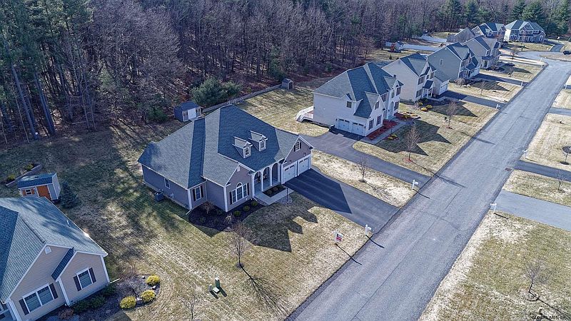 3rd image of 332 WESTWOODS Court