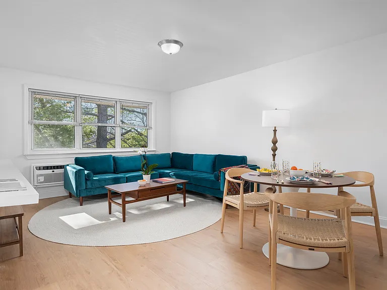 Crestwood Lake Apartments — Photo 43