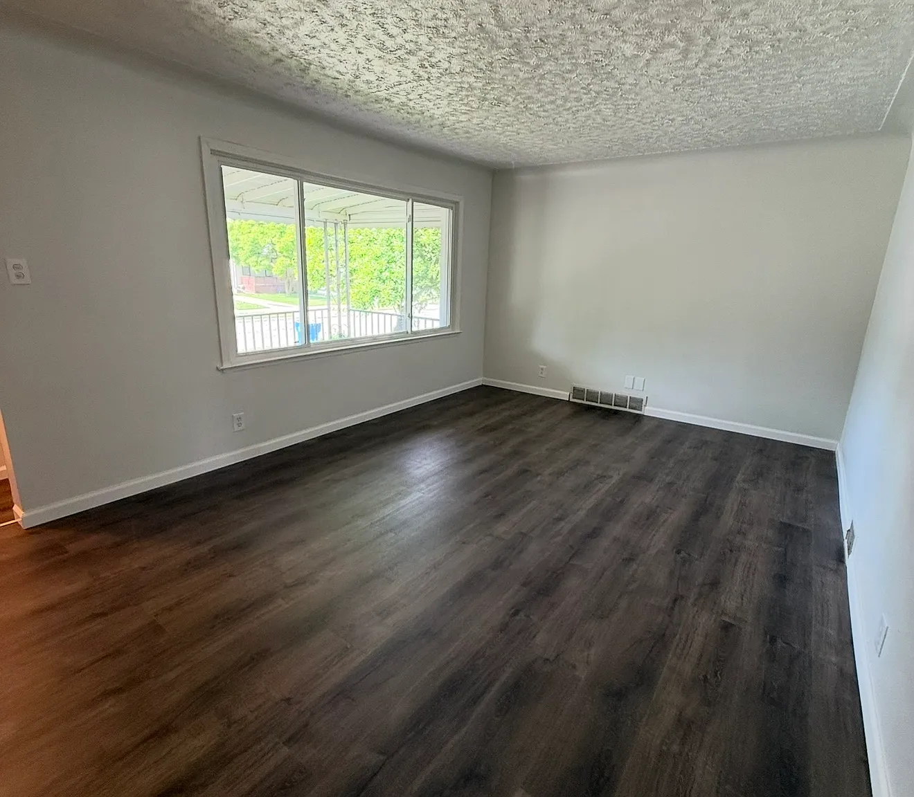 3 bed, 1200 sqft, $1,700 — Photo 4