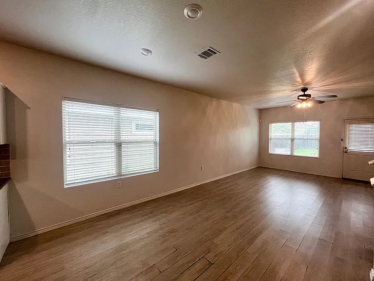 6011 Travis Smt — Photo 11