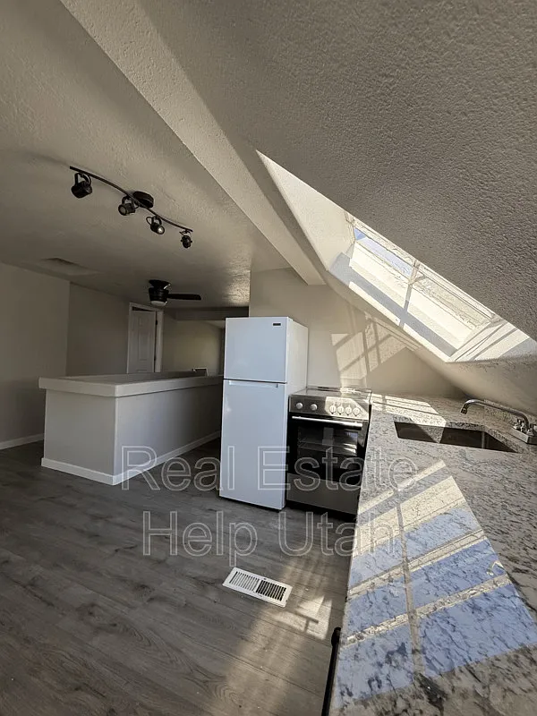 2 bed, 1.0 bath, 825 sqft, $1,400 — Photo 2