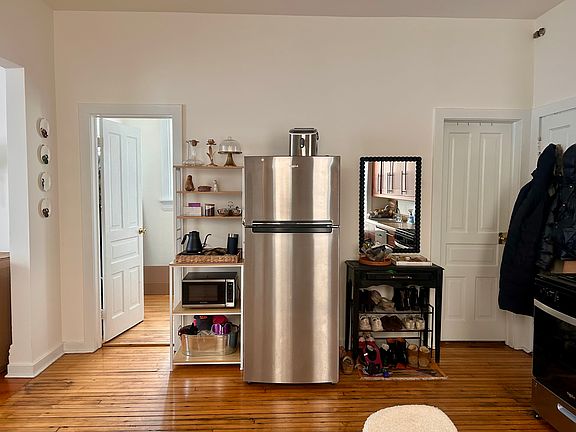 3rd image of 1138 N Wolcott Ave APT 1R