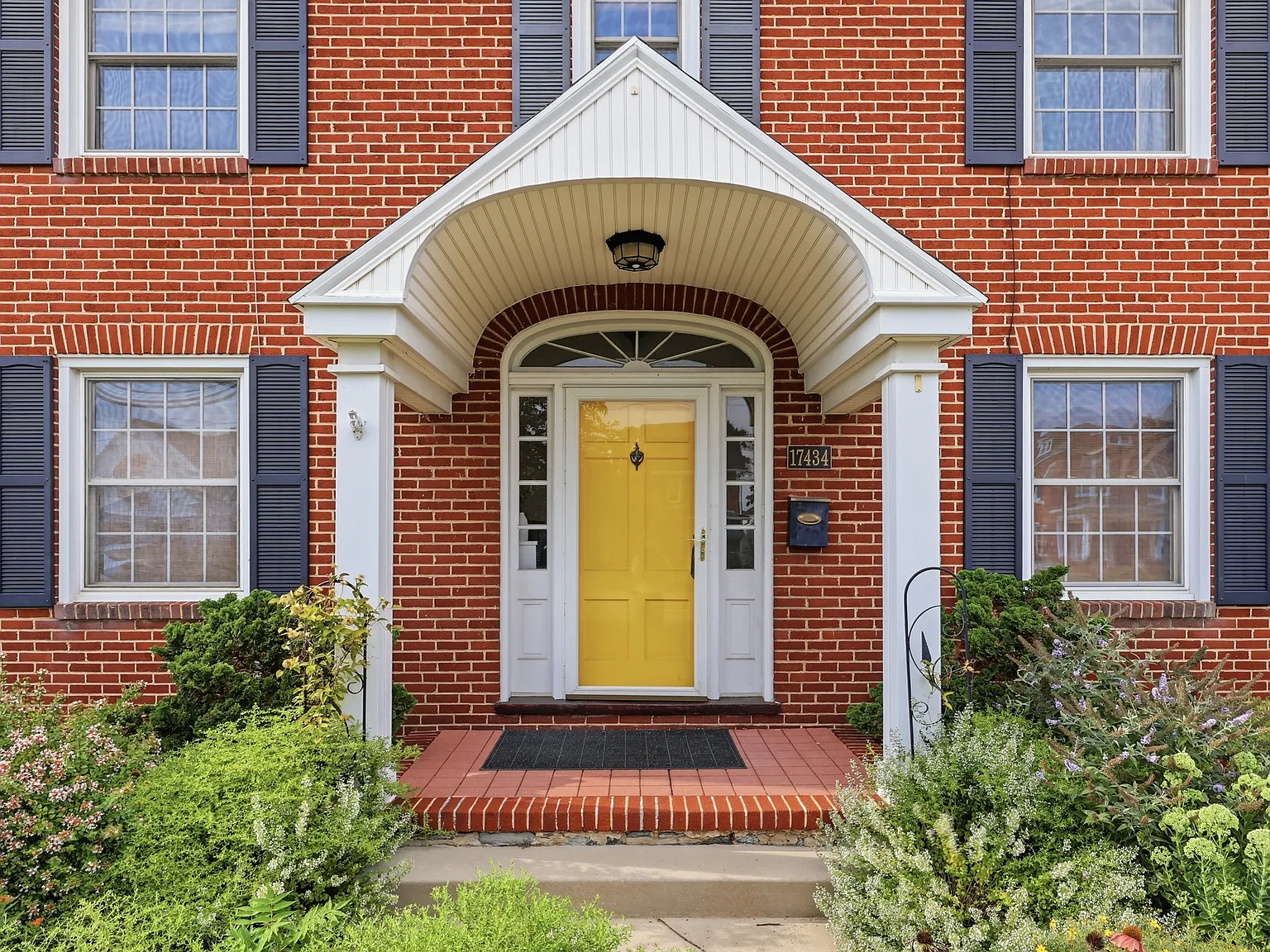 4 bed, 1.5 bath, 1864 sqft, $2,199 — Photo 3