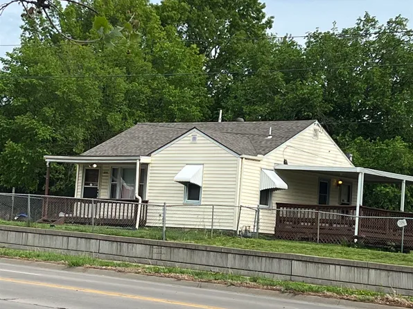 1014 SE 21st St, Topeka, KS 66607