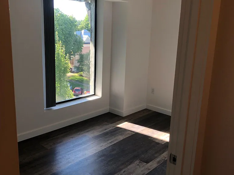 325 13th St NE — Photo 12