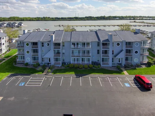 216 Clinton Reef Dr, Port Clinton, OH 43452