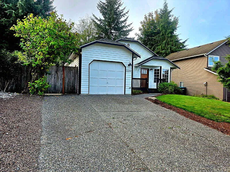 3 bed, 2.0 bath, 1412 sqft, $3,200 — Photo 3