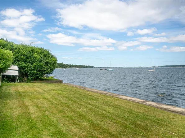 5 Bayside Ave, Portsmouth, RI 02871