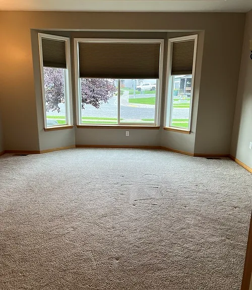 Master Bed (on main) - 16' x 15.5'