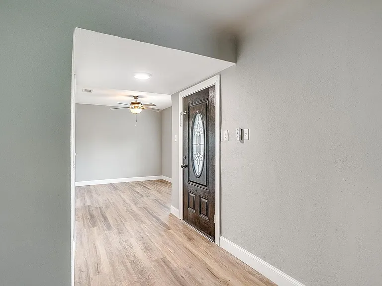 823 College St — Photo 3