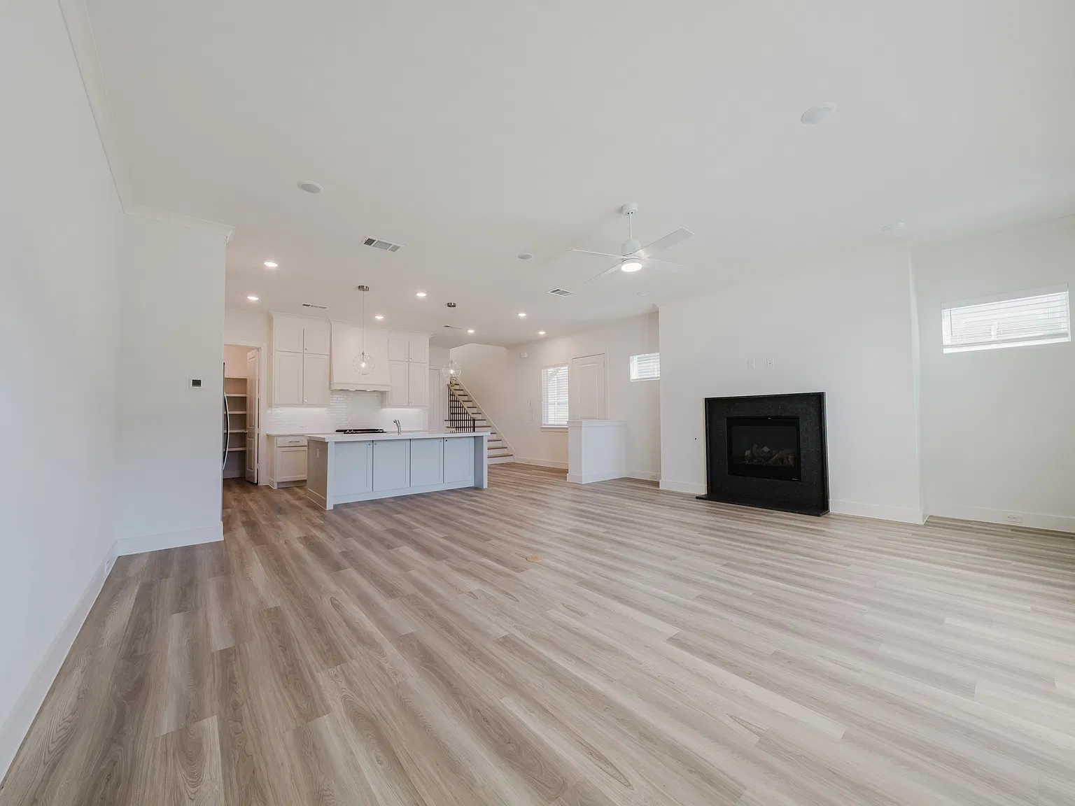 3 bed, 2.5 bath, 2234 sqft, $4,750 — Photo 2