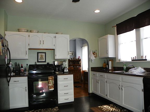 large Fully renovated kitchen 2011 w walk in pantry