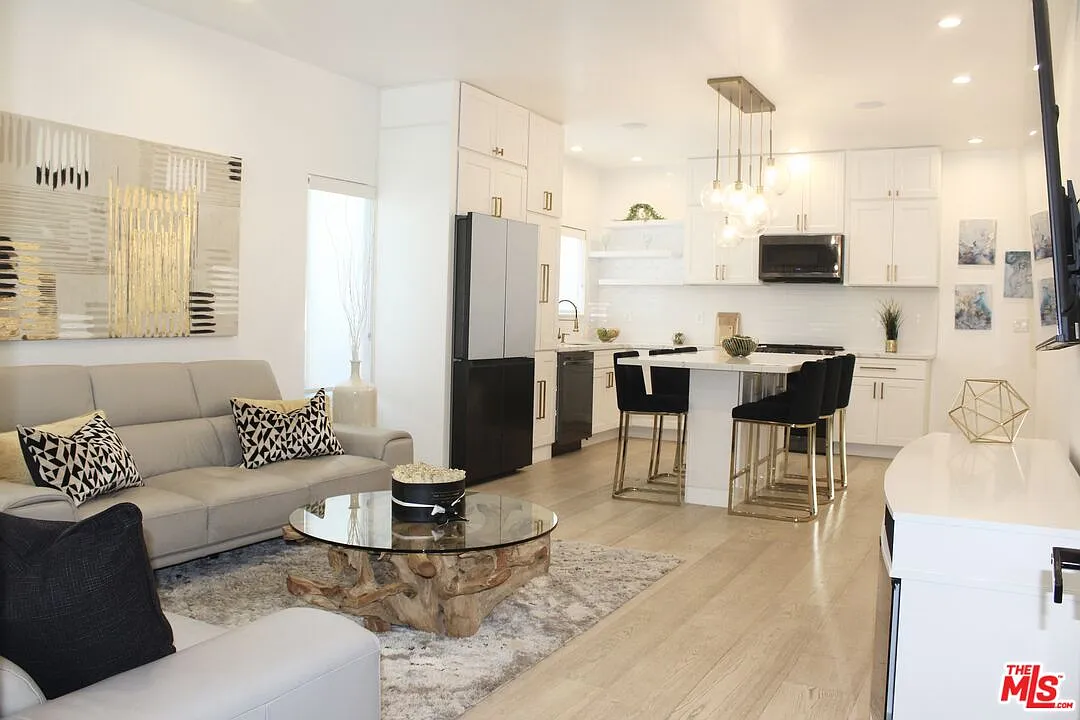 3 bed, 2.0 bath, 1312 sqft, $4,500 — Photo 4