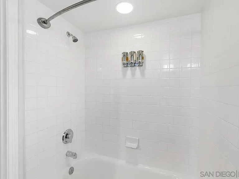 801 W Hawthorn St W #309 — Photo 9