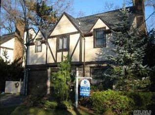 132 Stuart St, Lynbrook, NY 11563