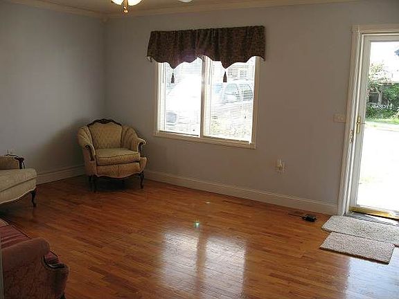 5th image of 438 Woodlawn Ave
