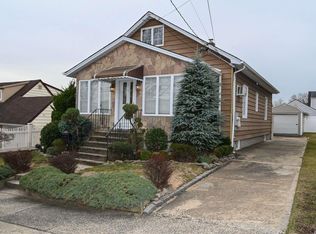 851 Court Rd, Franklin Square, NY 11010