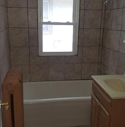 4th image of 1429 Knox Ave N #2