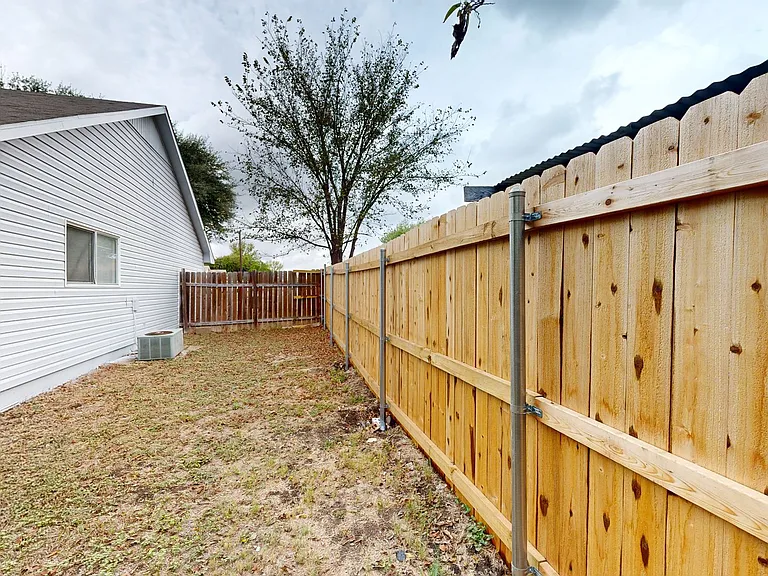 2208 Cooke Dr — Photo 3