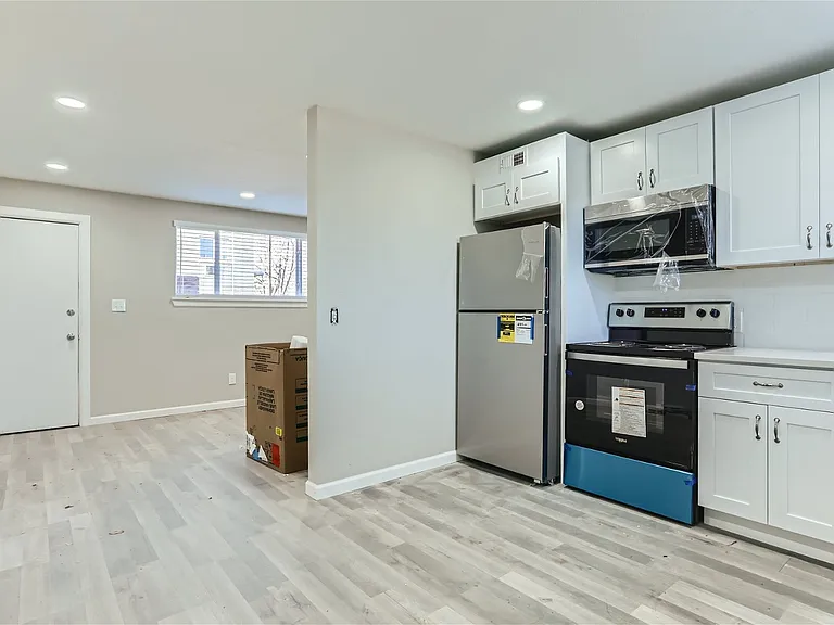 2545 Kenton St #B — Photo 6