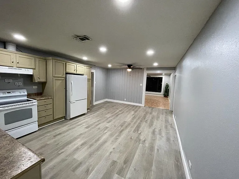 1050 Desoto St — Photo 4